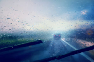 Jazda samochodem nocą i w deszczu - najważniejsze zasady