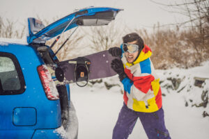 Deska snowboardowa na mieści się w samochodzie. Jak bezpiecznie przewieźć snowboard?